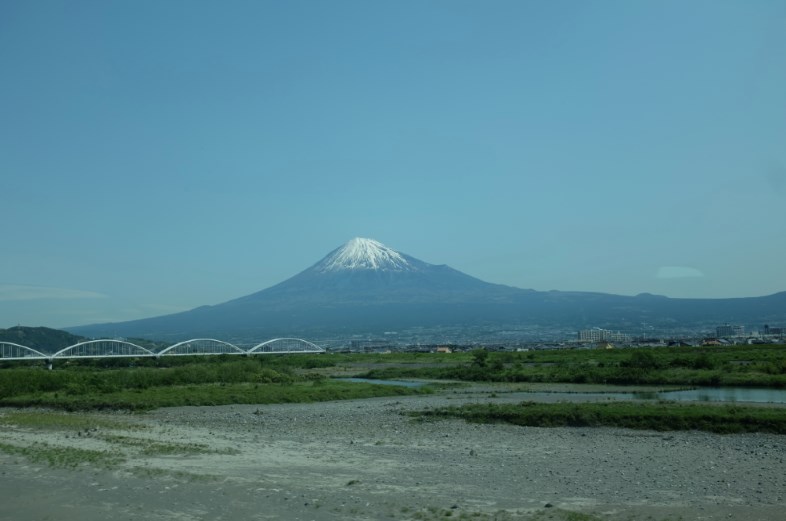 富士山（2013年5月撮影、新幹線の車窓より）
　クリックすると、大きなサイズの写真を表示